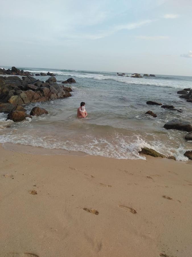 Near Beach Rest Unawatuna Exterior photo
