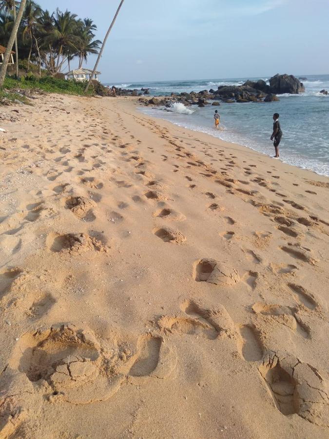 Near Beach Rest Unawatuna Exterior photo