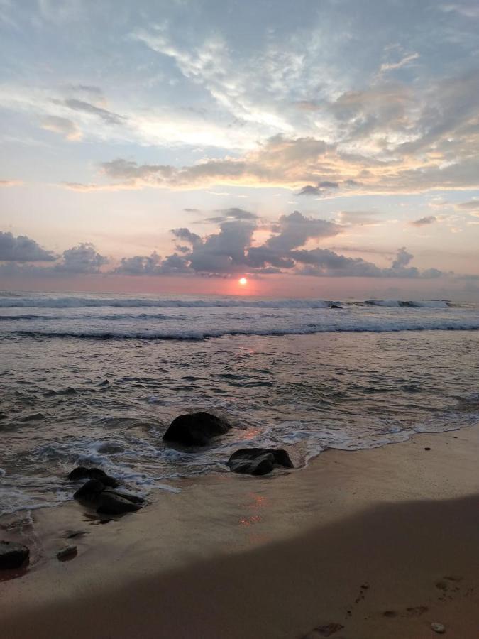 Near Beach Rest Unawatuna Exterior photo